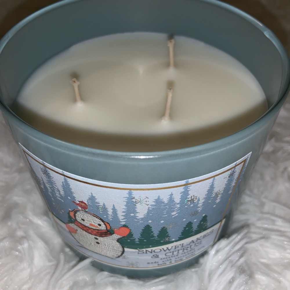 Snowflakes & citrus ❄️ 3wick candle - Picture 2 of 3
